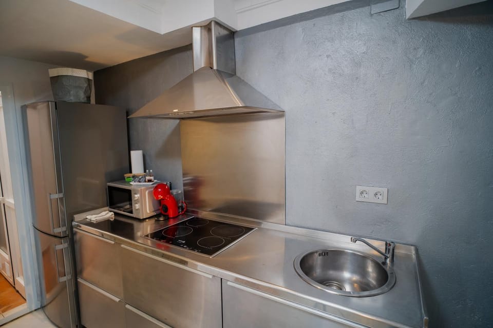 Coffee/tea facilities, Kitchen or kitchenette, stove