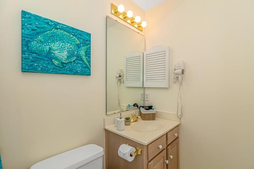 Steps to beach, Pool, Ensuite bath, Arcade House in Surfside Beach