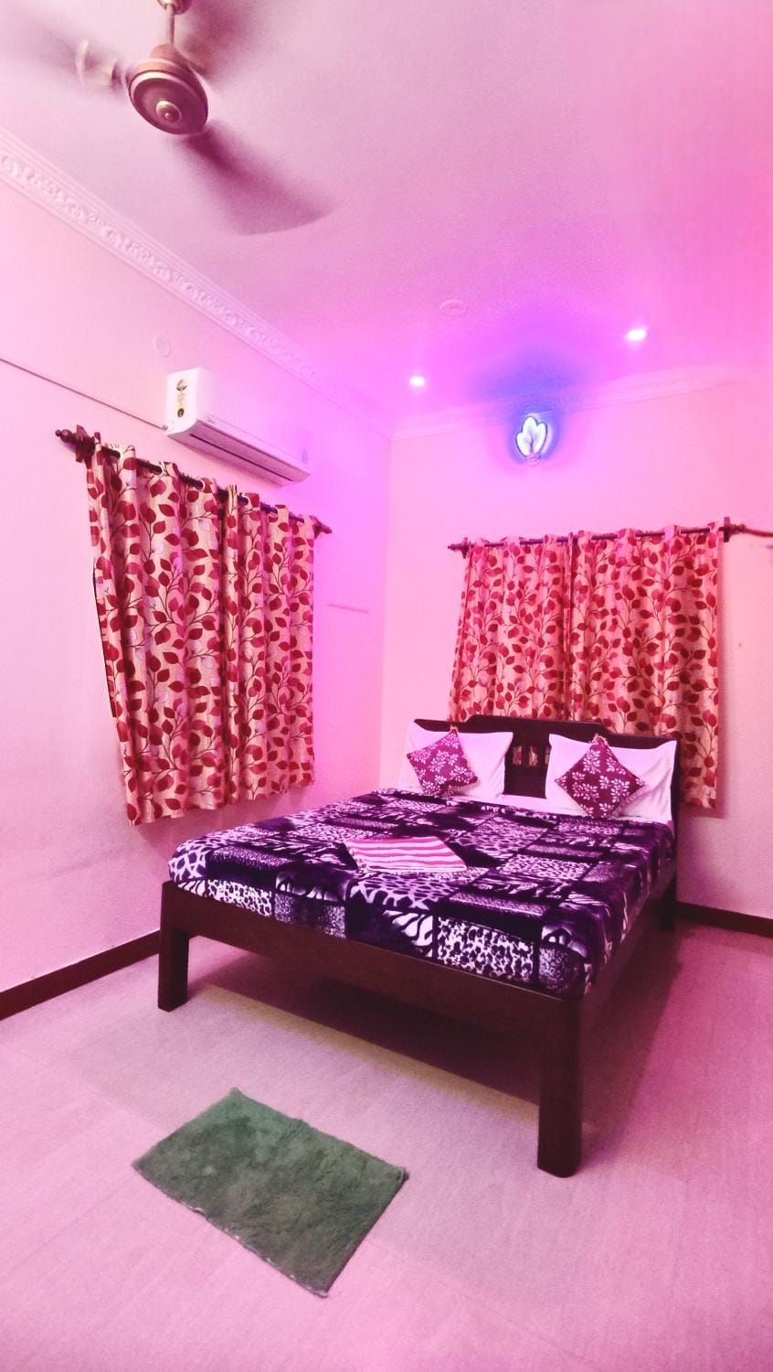 Photo of the whole room, Bedroom