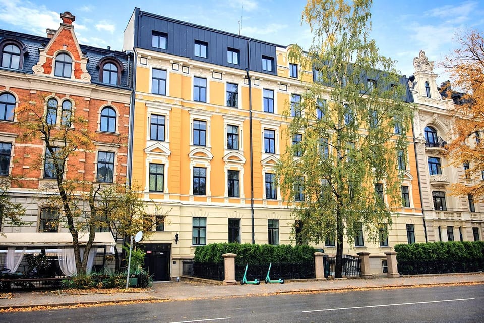 Property building, Day, Location
