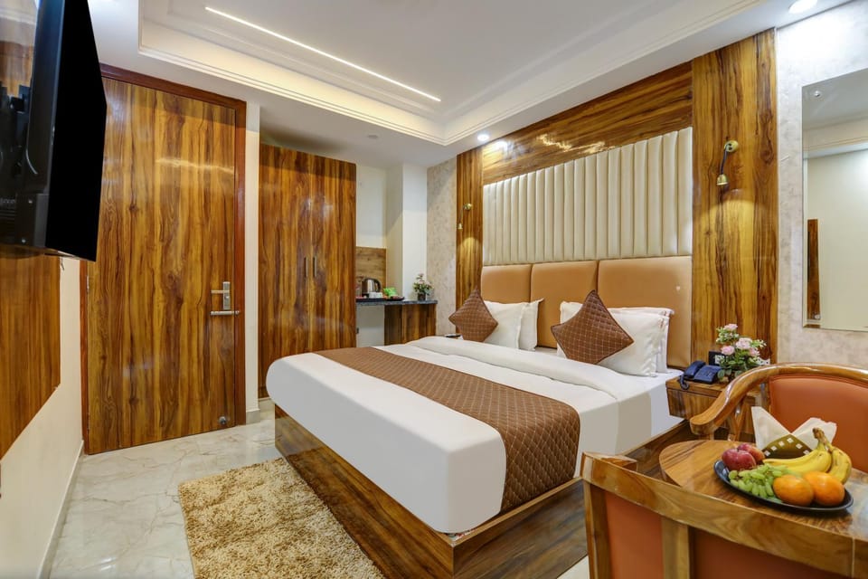Bed, TV and multimedia, Food and drinks, Photo of the whole room, Seating area, Bedroom, Food, wardrobe