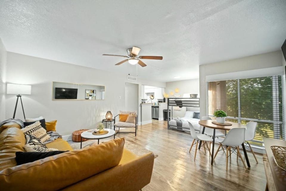 Modern and Spacious Apartment | AT&T Stadium Apartment in Arlington