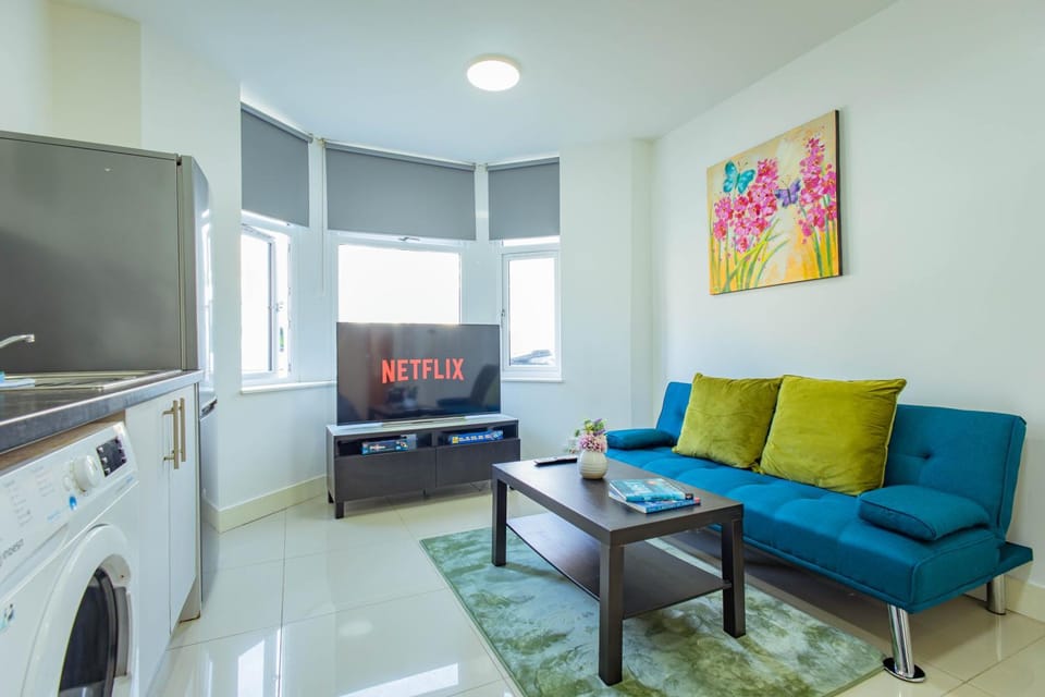 Communal lounge/ TV room, TV and multimedia, Kitchen or kitchenette, Living room, Seating area, Evening entertainment, washing machine, dryer