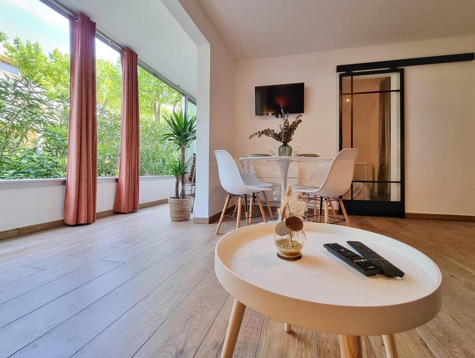 TV and multimedia, Living room, Dining area