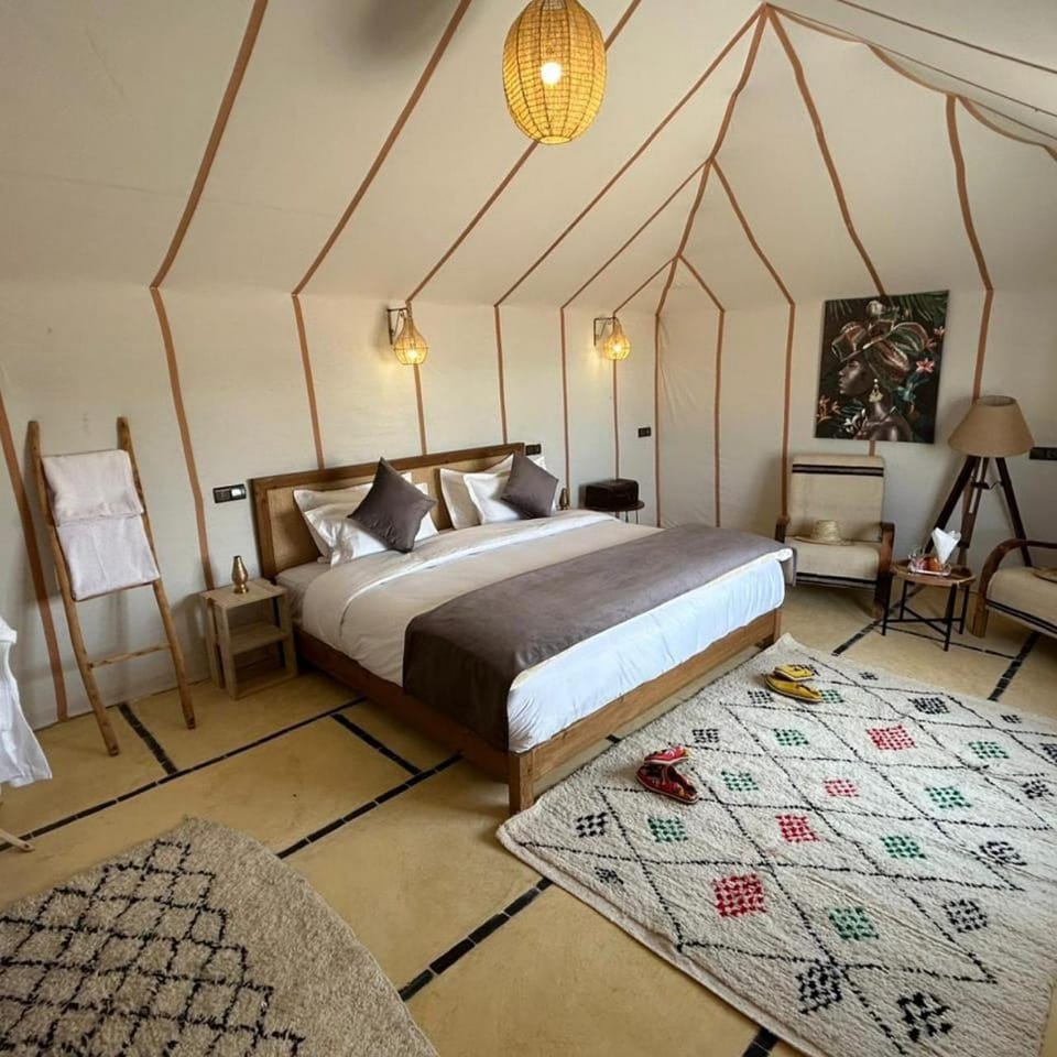 Bed, Living room, Photo of the whole room, Seating area, Bedroom