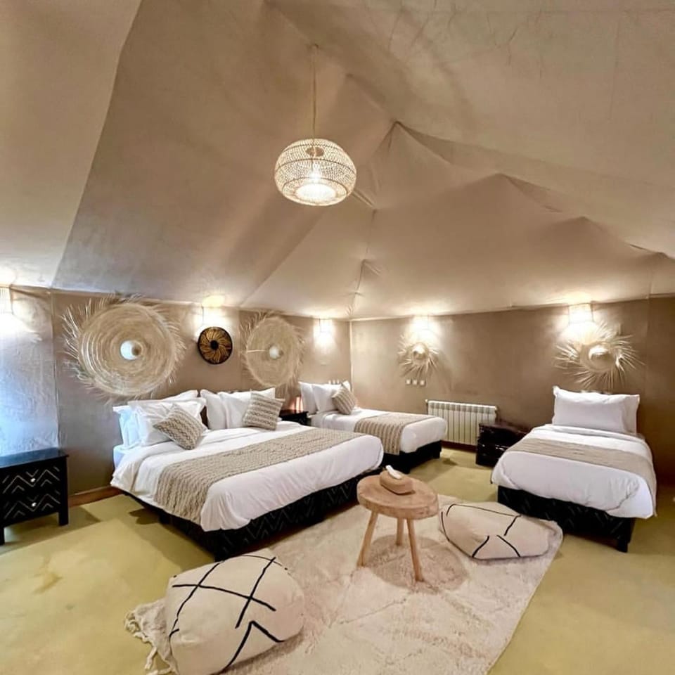 Bed, Photo of the whole room, Bedroom, fireplace, towels
