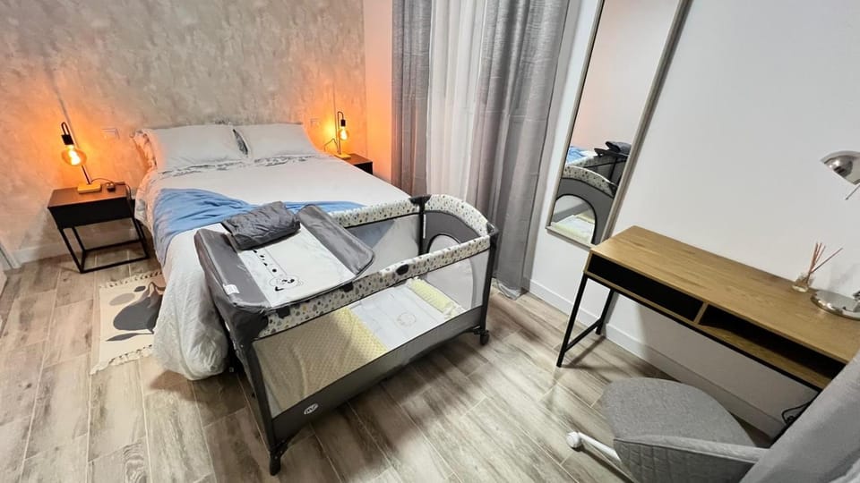 Bedroom, cot