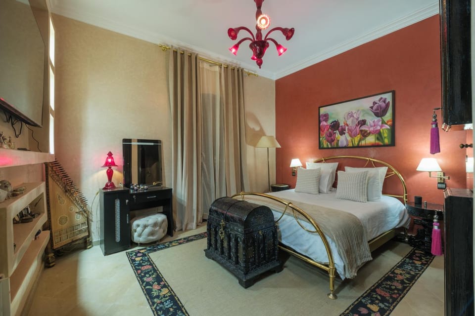 Bed, TV and multimedia, Photo of the whole room, Bedroom