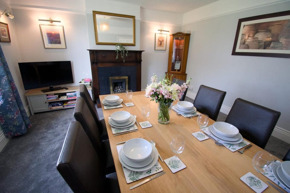 New! Luxury 4 Bedroom Detached House - Central Baslow House in Derbyshire Dales District