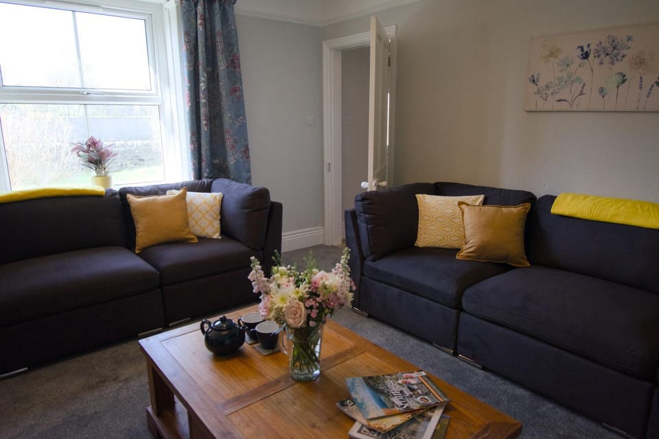New! Luxury 4 Bedroom Detached House - Central Baslow House in Derbyshire Dales District