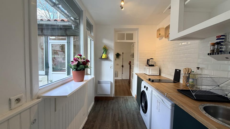Coffee/tea facilities, Kitchen or kitchenette, stove, toaster