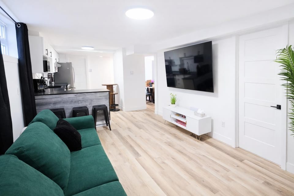 Spacious 2BR in Vieux Limoilou 10 min Old Quebec Apartment in Quebec City
