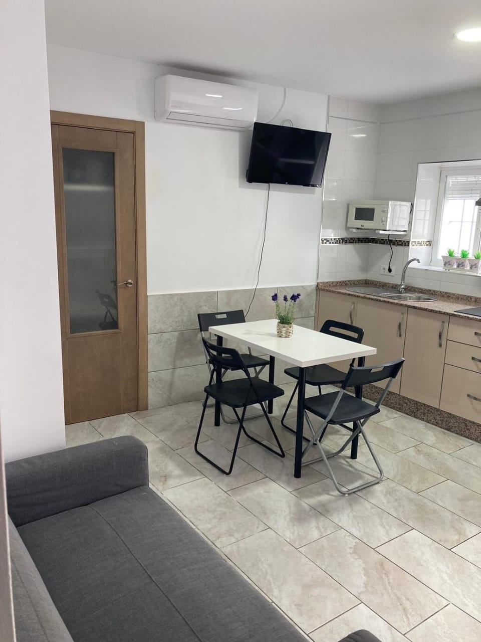 Kitchen or kitchenette, Dining area, air conditioner