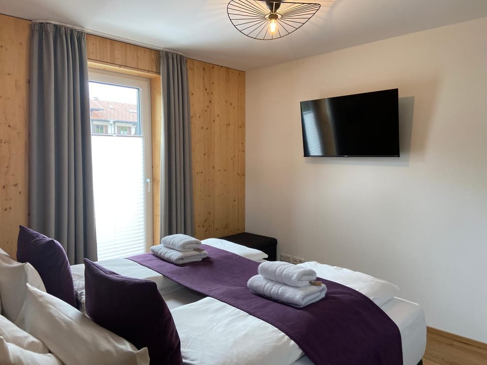 Bed, TV and multimedia, View (from property/room), Photo of the whole room, Bedroom, cot, internet, towels