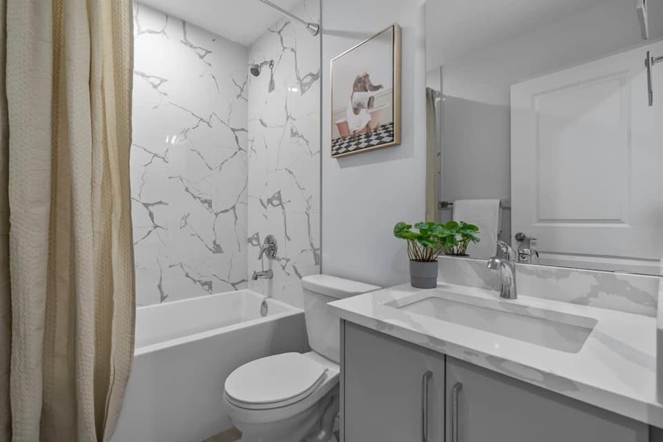 Modern End 3BR Townhouse Near U of A & Whyte Ave House in Edmonton