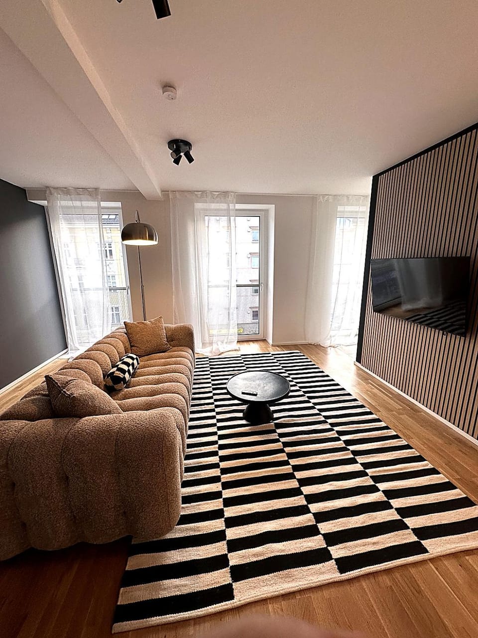 Communal lounge/ TV room, TV and multimedia, Living room, Seating area, Evening entertainment