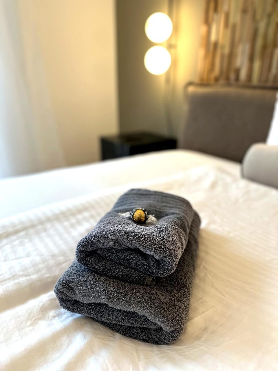 Bed, towels