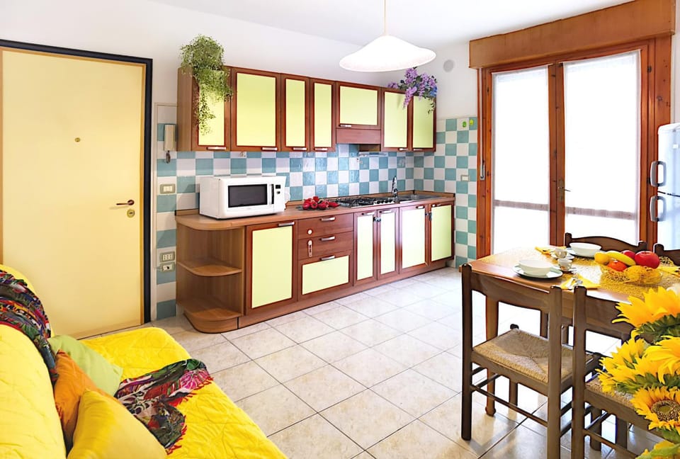 Kitchen or kitchenette, Living room, Dining area, microwave, stove