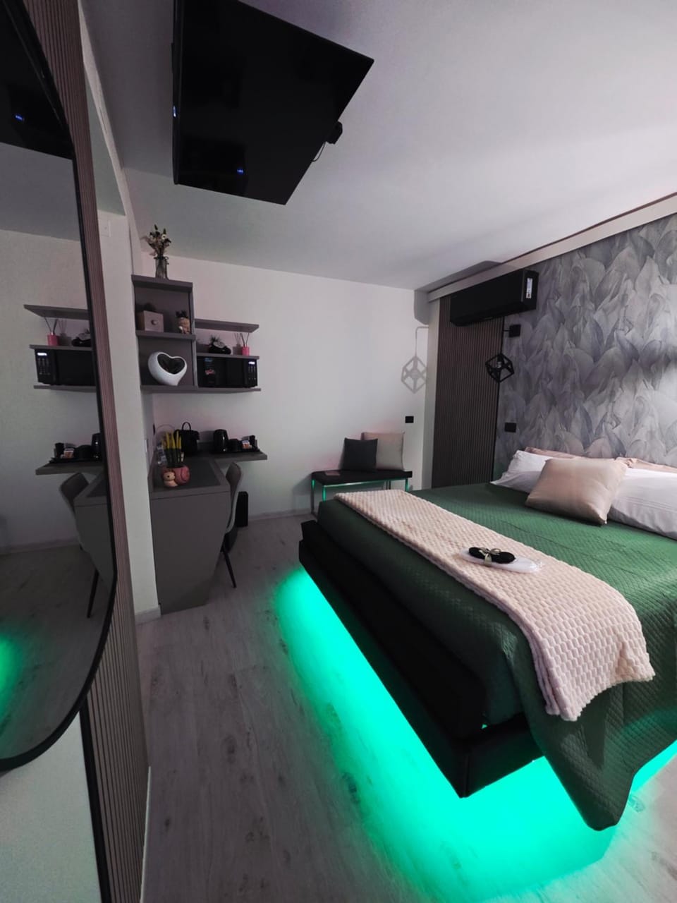 Bed, TV and multimedia, Evening entertainment, Bedroom