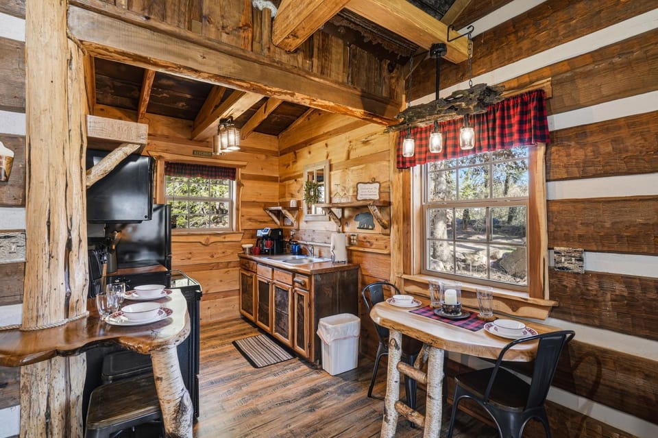 Creekside Hideout Chalet in Cosby