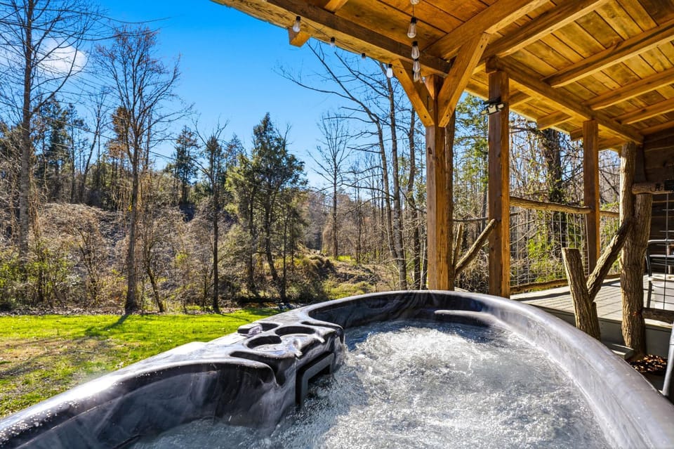 Creekside Hideout Chalet in Cosby