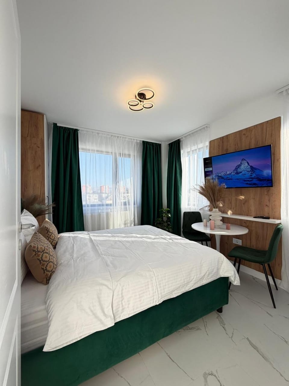 Bed, TV and multimedia, Living room, Photo of the whole room, Seating area, Bedroom