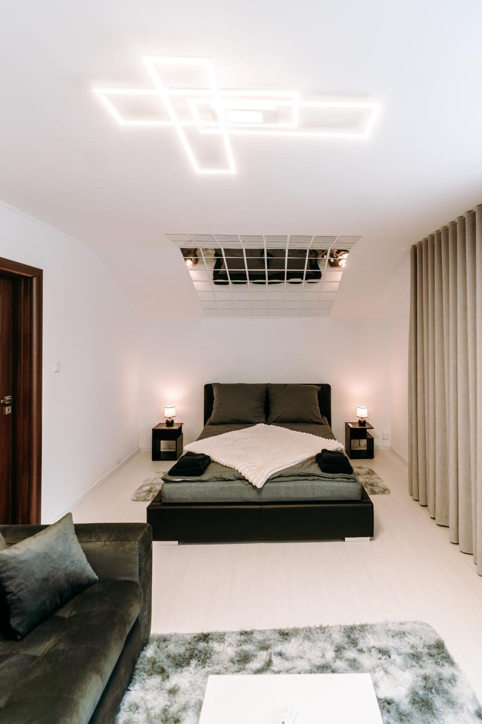 Bed, Living room, Photo of the whole room, Seating area, Bedroom