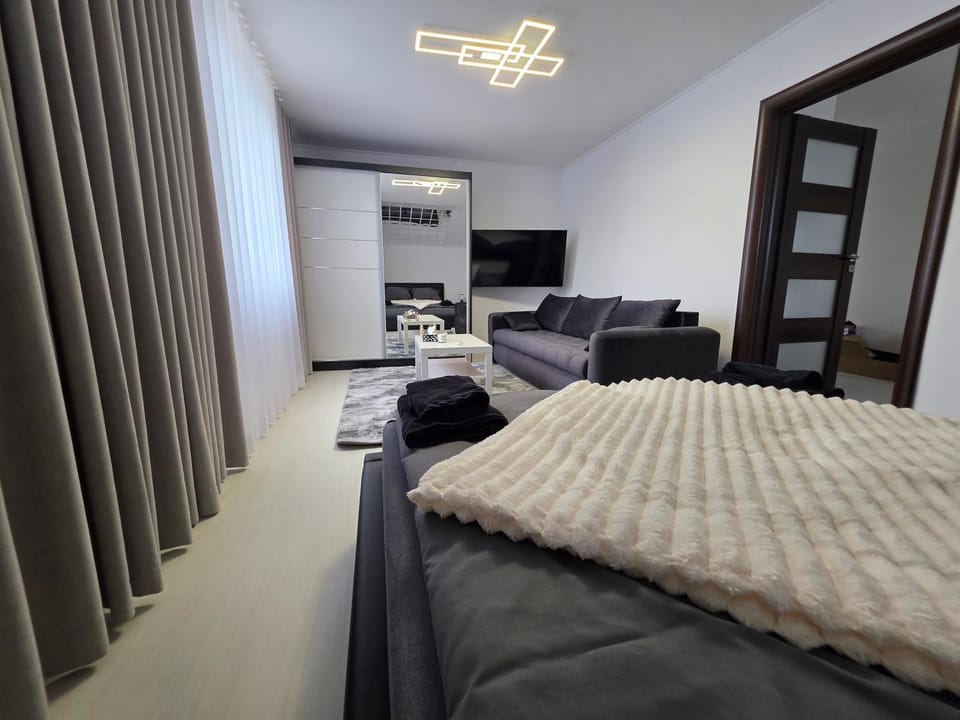 Communal lounge/ TV room, Bed, TV and multimedia, Living room, Photo of the whole room, Seating area, Evening entertainment, Bedroom