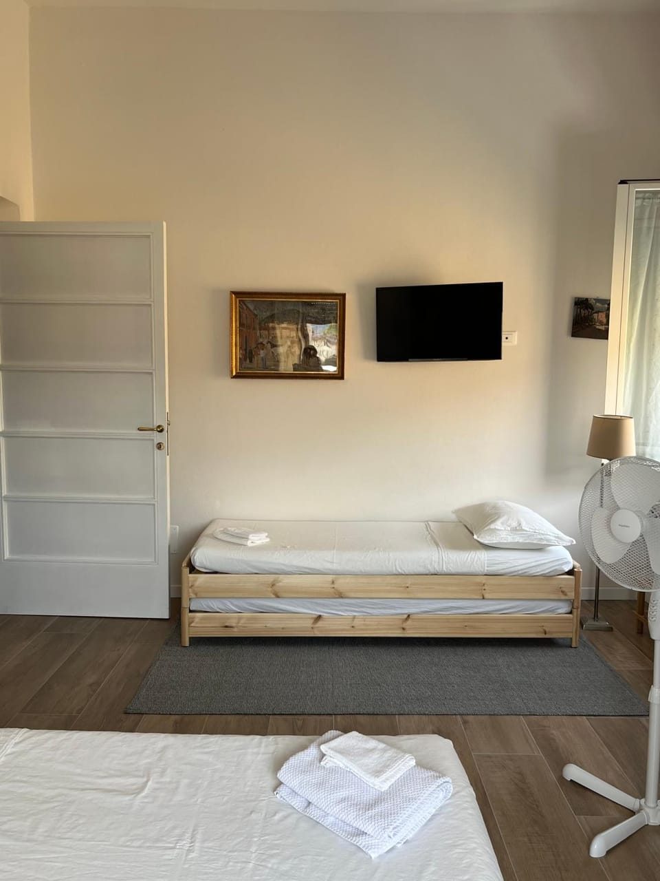 Bed, TV and multimedia, Photo of the whole room