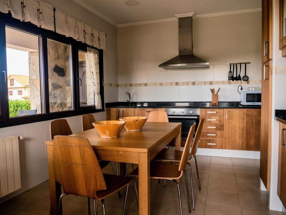 Kitchen or kitchenette, Dining area, stove