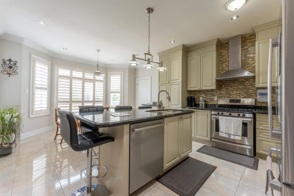 Spacious 7BR Home with Private Yard & Fast WiFi! House in Halton Hills