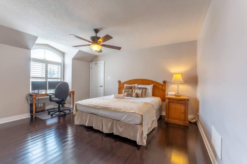 Spacious 7BR Home with Private Yard & Fast WiFi! House in Halton Hills