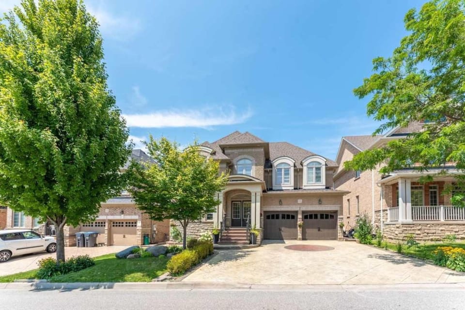 Spacious 7BR Home with Private Yard & Fast WiFi! House in Halton Hills