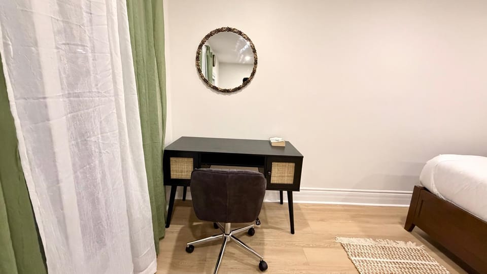 Modern Niagara Retreat 1 Bedroom, 1 Bath, Kitchen & Free Parking House in Niagara Falls