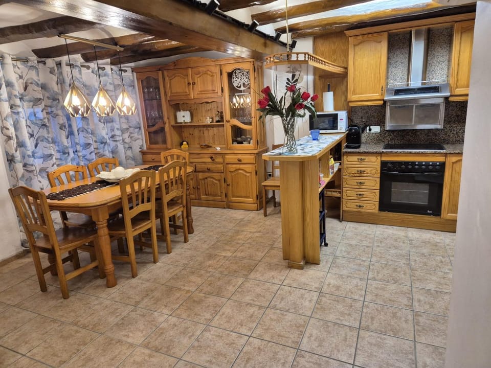 Kitchen or kitchenette, Dining area, dishwasher, minibar, oven, stove, toaster