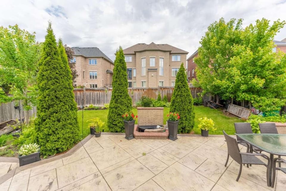 Spacious 4BR Home with Private Yard & Fast WiFi Apartment in Halton Hills