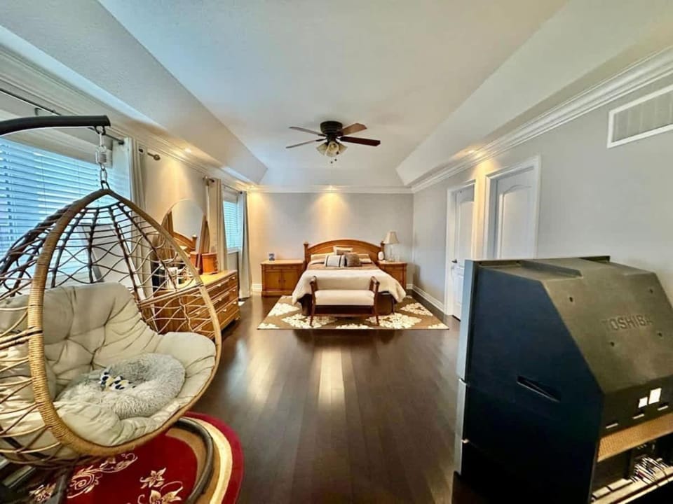 Spacious 4BR Home with Private Yard & Fast WiFi Apartment in Halton Hills