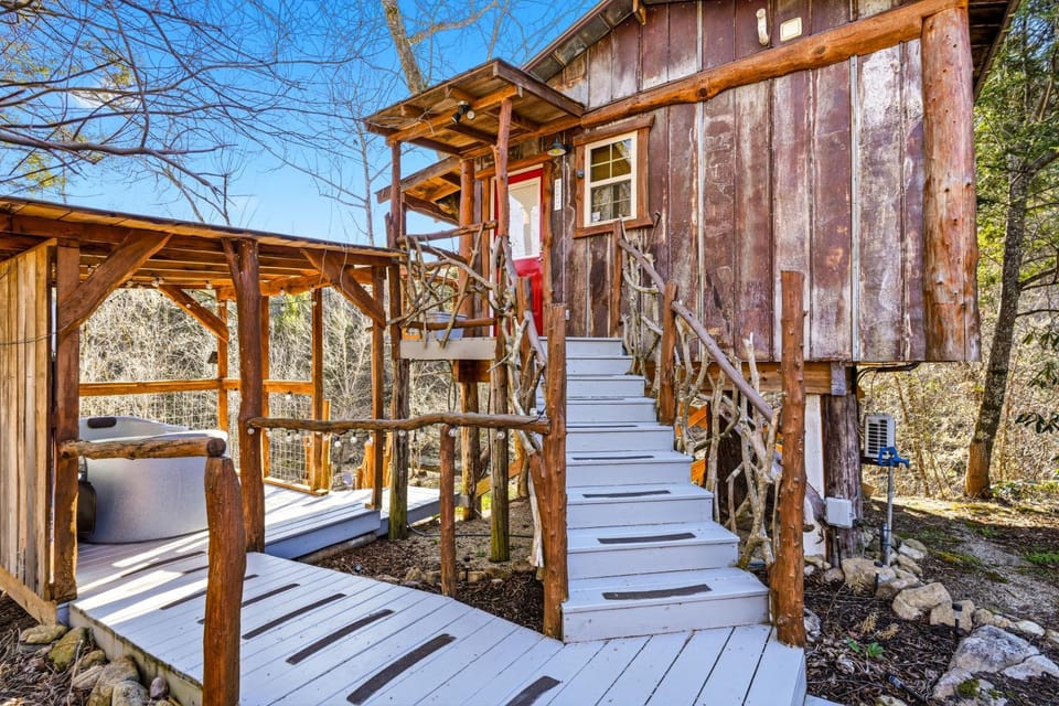 Creekside Treehouse Chalet in Cosby