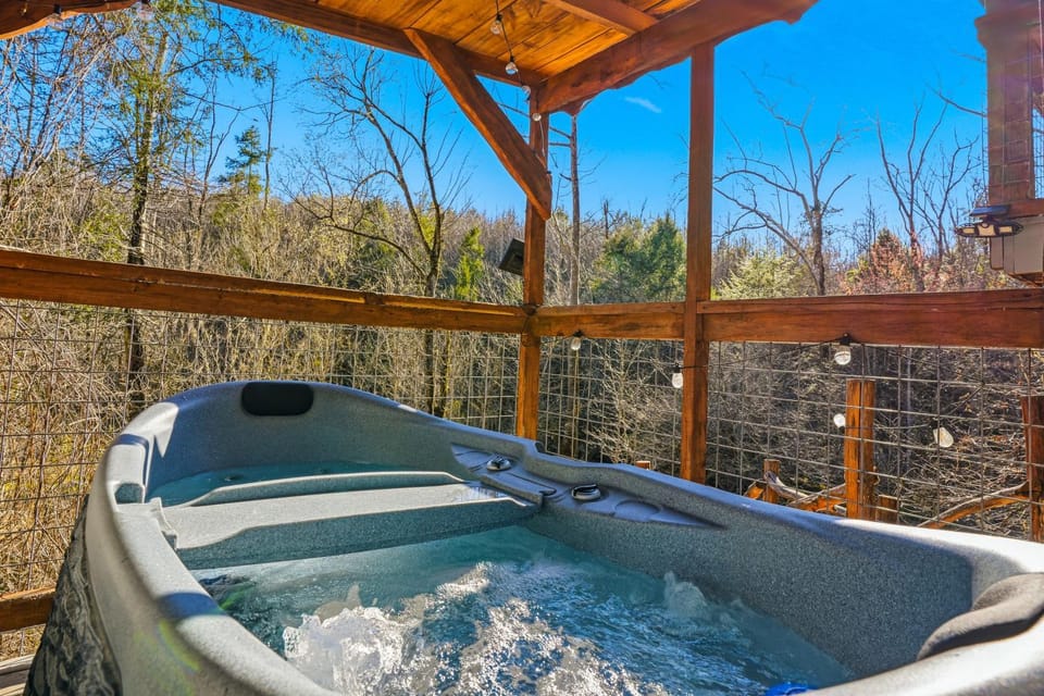 Creekside Treehouse Chalet in Cosby