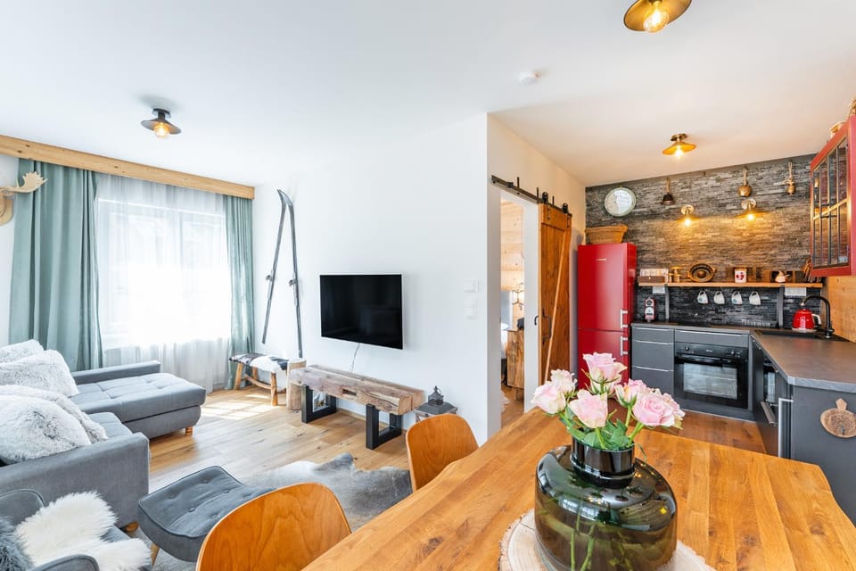 TV and multimedia, Coffee/tea facilities, Kitchen or kitchenette, Living room, Dining area, oven, stove, toaster