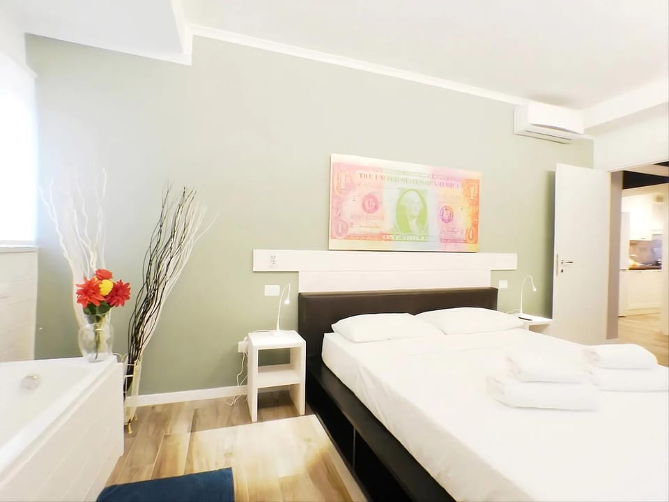 Bed, Photo of the whole room, Bedroom, towels