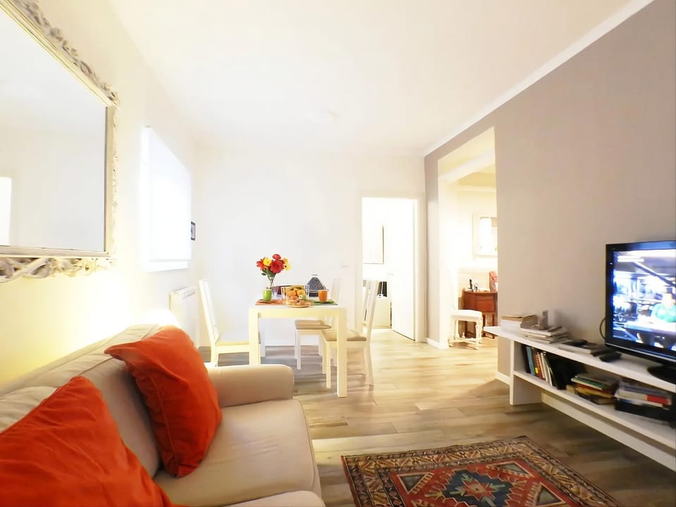 TV and multimedia, Living room, Seating area, Dining area