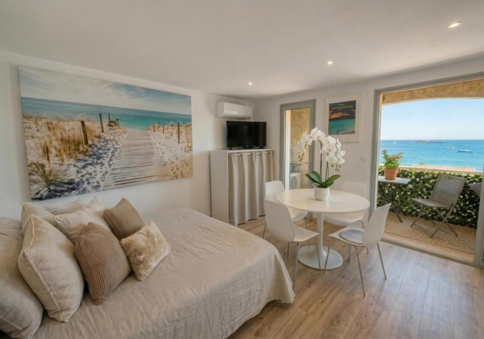 Bed, Dining area, Sea view, Meals