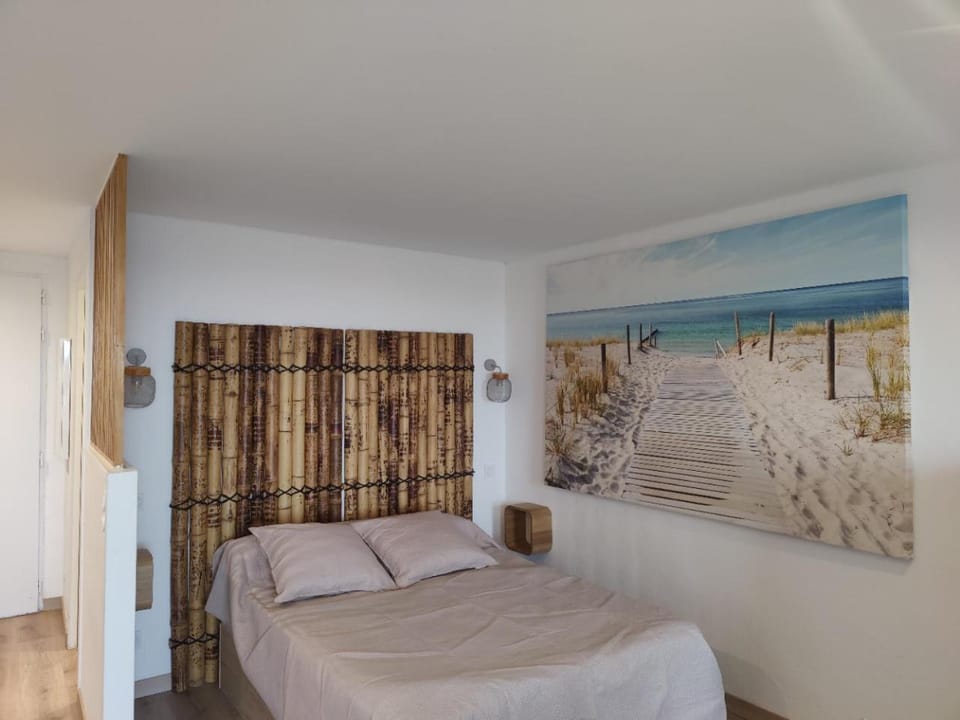 Bed, Sea view
