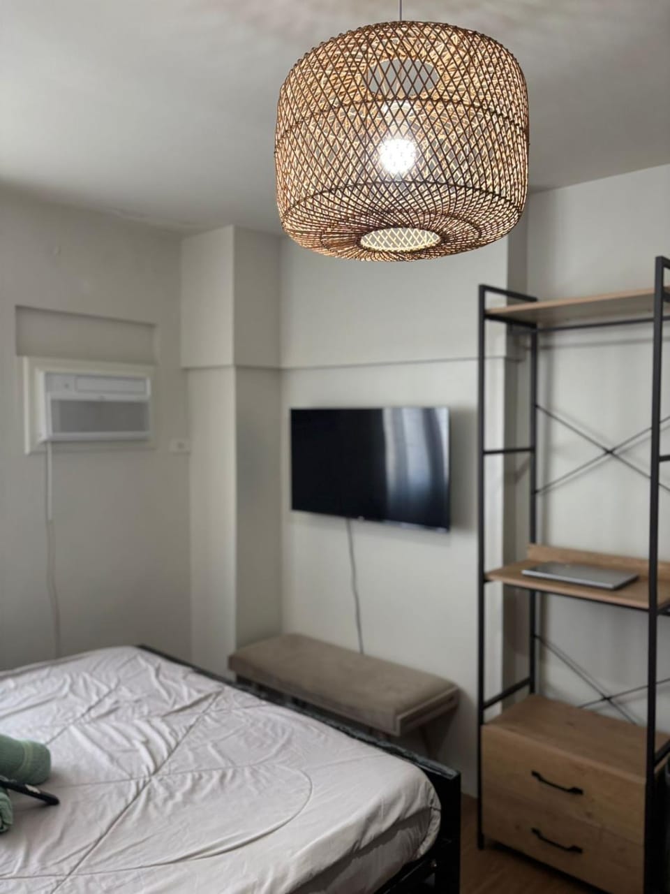 Bed, TV and multimedia, Evening entertainment, Bedroom, air conditioner