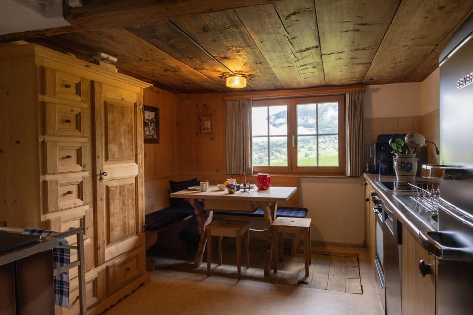 Kitchen or kitchenette, Dining area