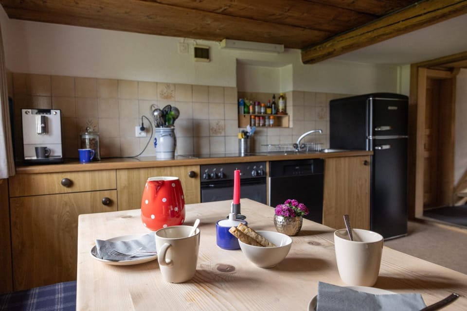 Kitchen or kitchenette, Dining area