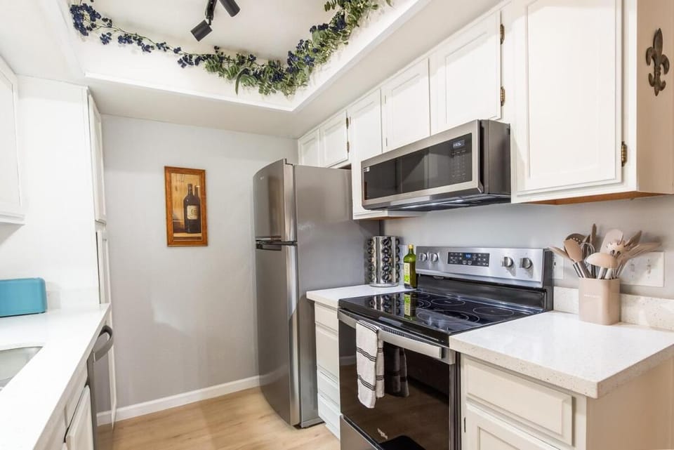 Sunny 1BR Condo with Pool, Hot Tub, Pickleball, Golf House in Village of Oak Creek