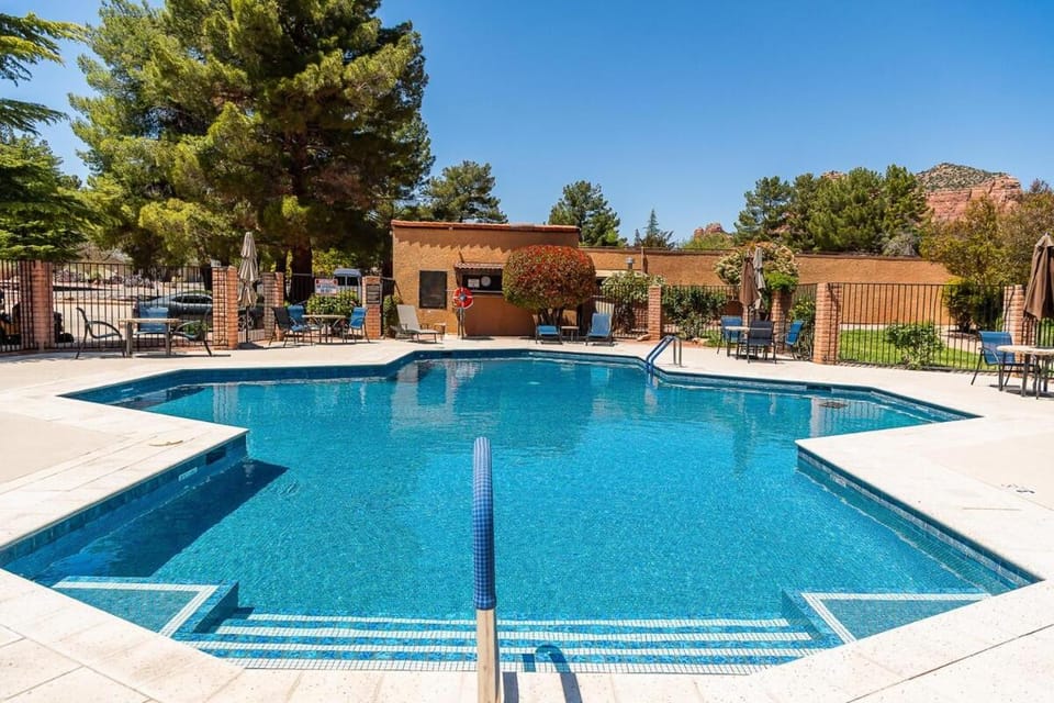 Sunny 1BR Condo with Pool, Hot Tub, Pickleball, Golf House in Village of Oak Creek