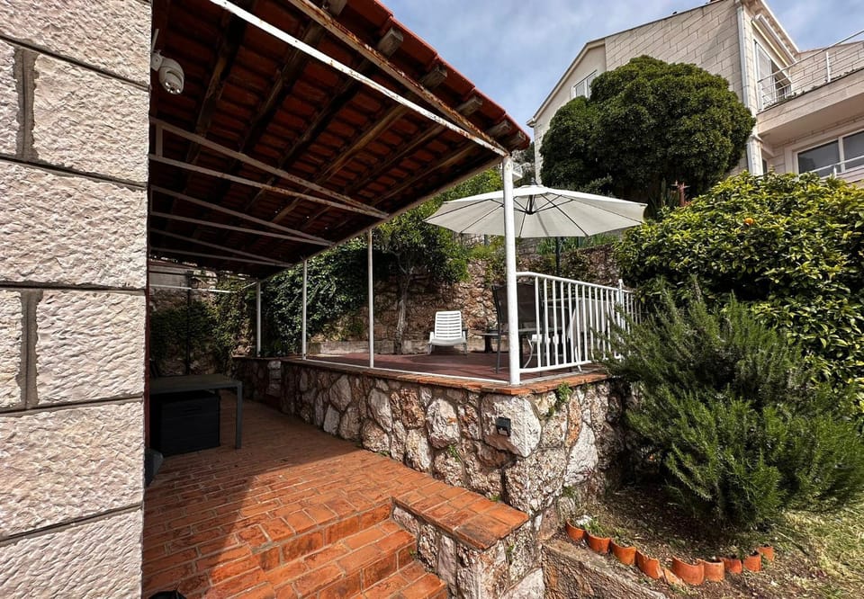 Property building, Patio, Facade/entrance, Garden, Balcony/Terrace, Garden view